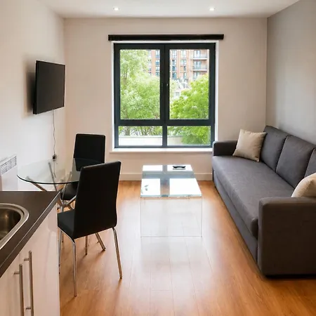 Long Centre Cozy 1 Bed - River Views - Free Wifi - Sleep 4 *
