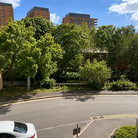 Long Centre Cozy 1 Bed - River Views - Free Wifi - Sleep 4 * Leeds (West Yorkshire)