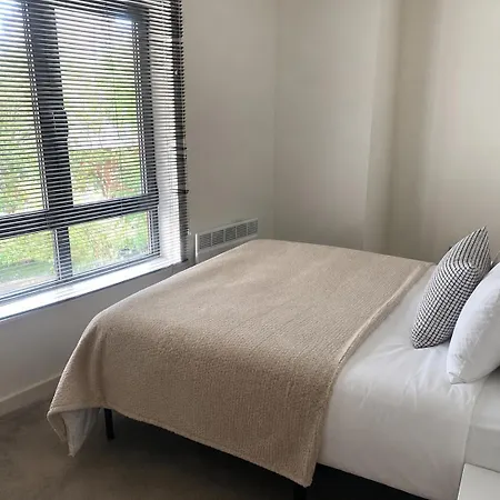 Long Centre Cozy 1 Bed - River Views - Free Wifi - Sleep 4 Leeds (West Yorkshire)